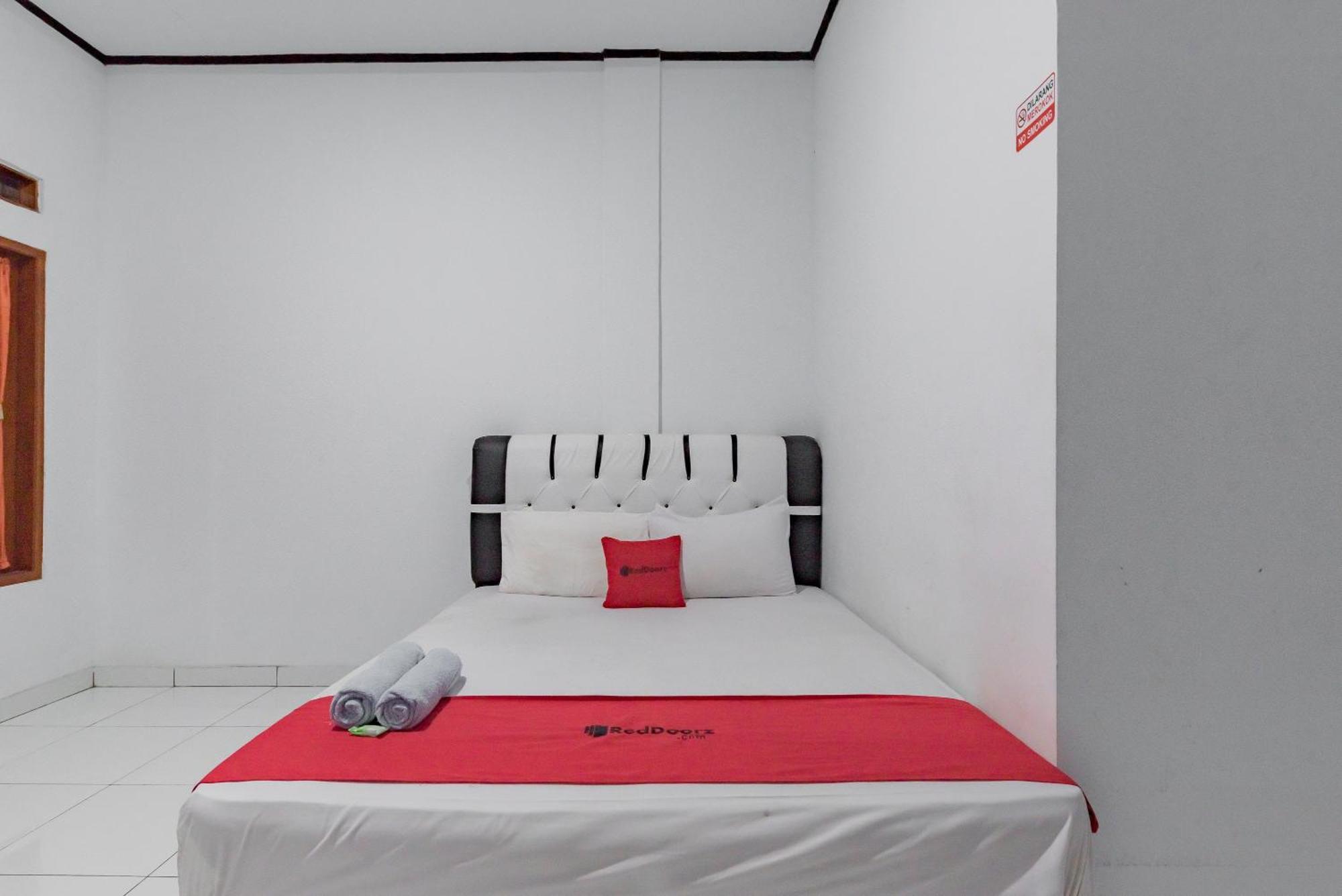 RedDoorz @ Geopark Ciletuh Sukabumi Hotel Cilowa Bagian luar foto
